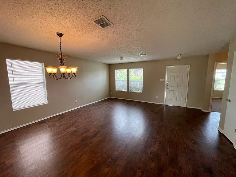 1420 Bumble Bee Dr — Photo 3