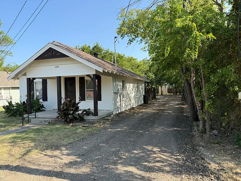 1204 Elm St — Photo 2