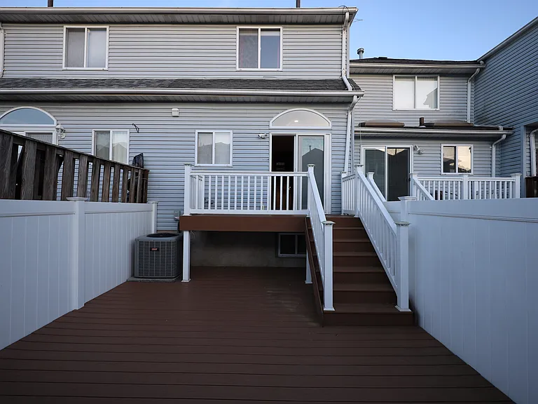 105 Crown Ave — Photo 22