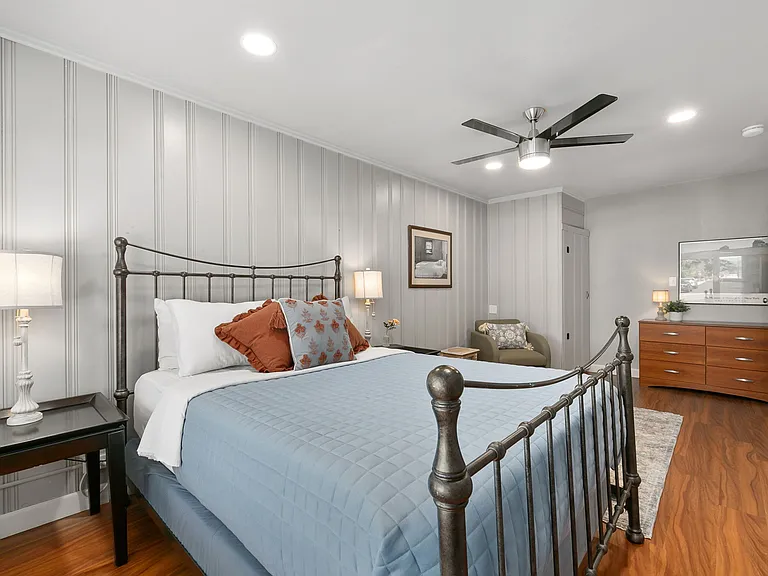 726 Eastdale Dr — Photo 1
