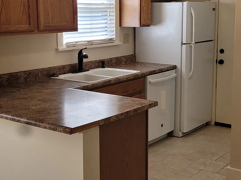 1037 N Woodrow Ave — Photo 5