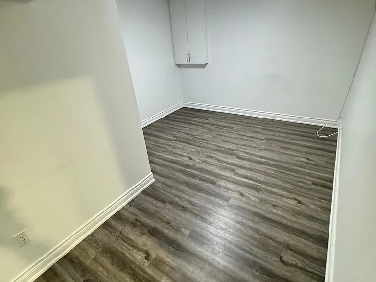933 Red Deer Ave — Photo 11