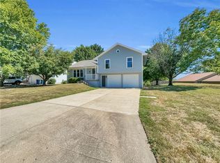 1811 Regency Dr, Kearney, MO 64060