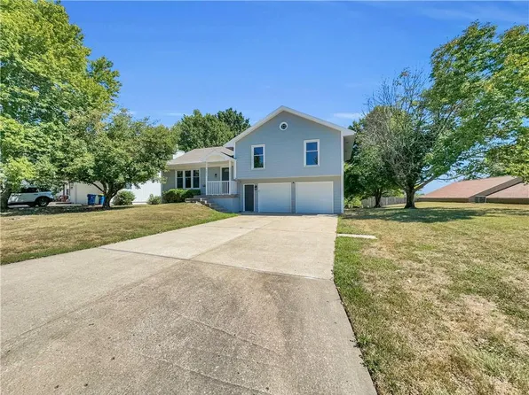1811 Regency Dr, Kearney, MO 64060