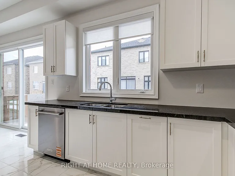 51 Lorrain Hand Cres — Photo 11