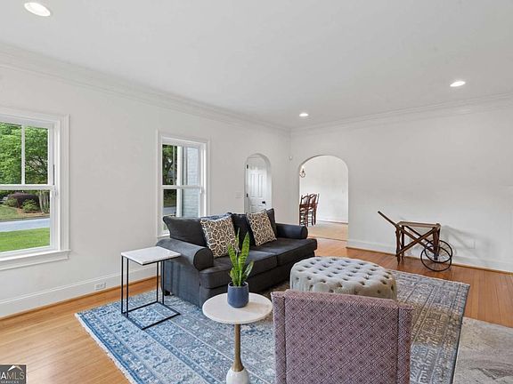 3rd image of 186 Lamont Dr