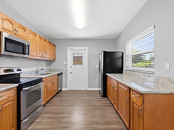 3rd image of 6203 N Thatcher Ave