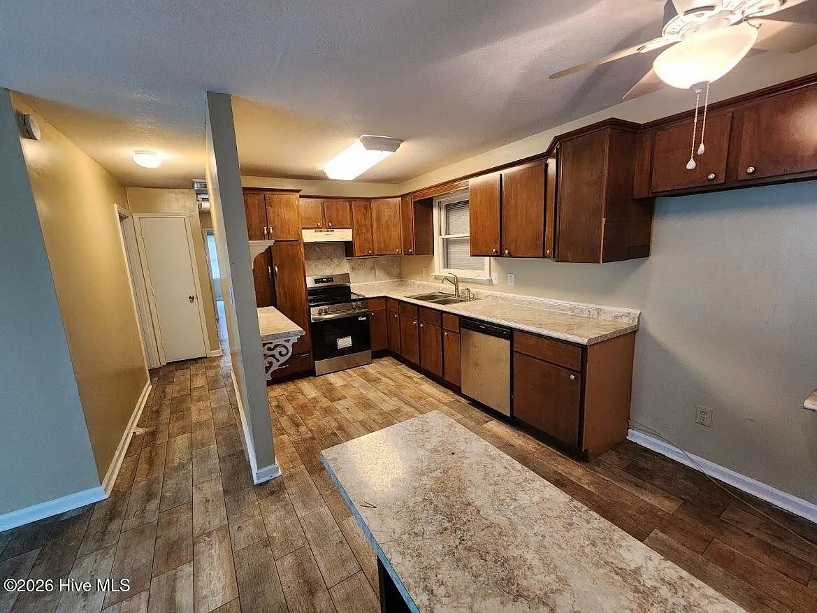 3 bed, 1.0 bath, $1,550 — Photo 4