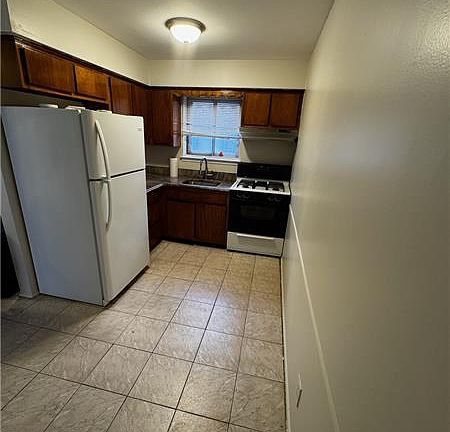 2nd image of 94 Warwick Ave #1