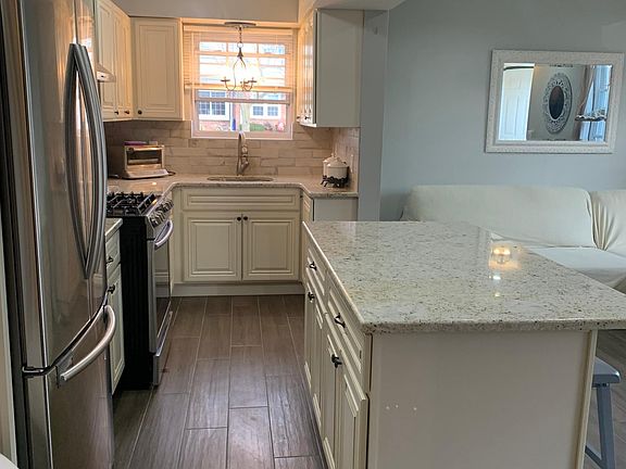 3rd image of 11 E Revere Ln Floor 1