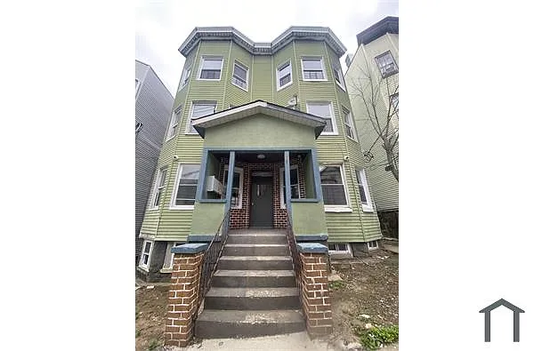 Building Photo - 101 Maple St #5