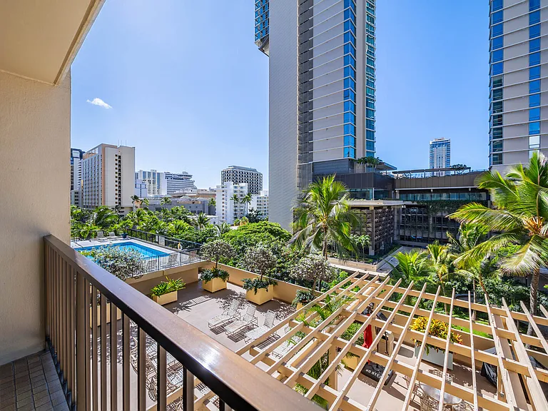 Kuhio Ave — Photo 21