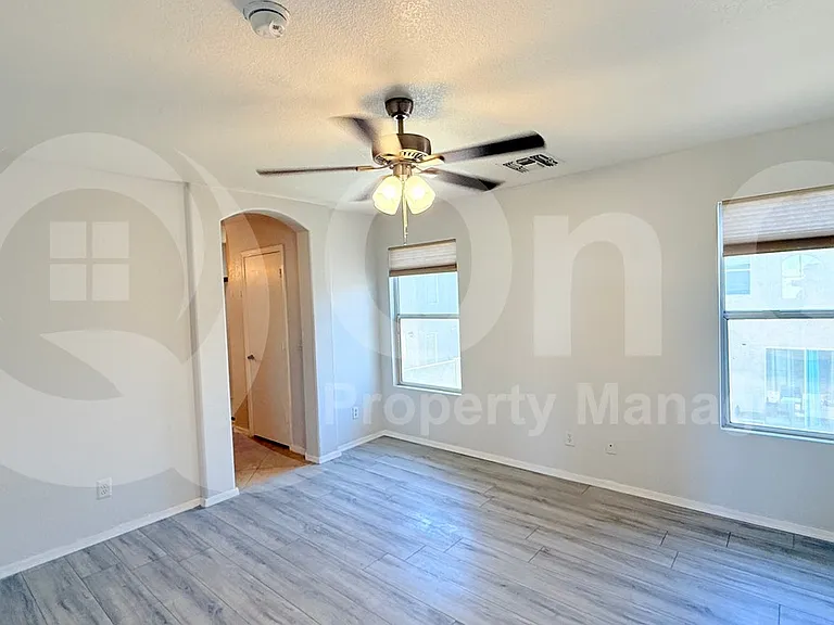1103 E Grove St — Photo 9