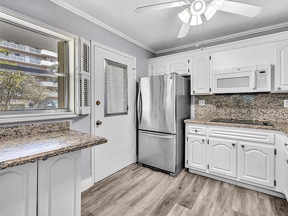 5th image of 3600 NE 170th St APT 102