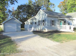 210 W Shaw St, Charlotte, MI