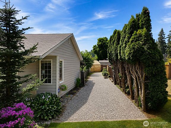 4th image of 2318 20th Street SE