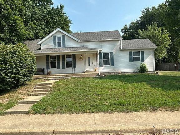 3rd image of 702 E 3rd St
