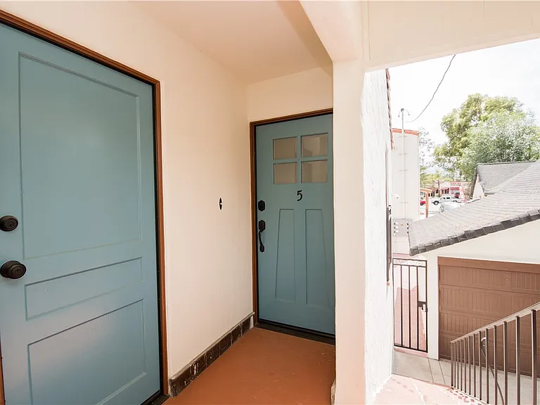 711 W 6th St #5 — Photo 3