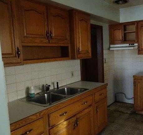 5th image of 3868 E 52nd St
