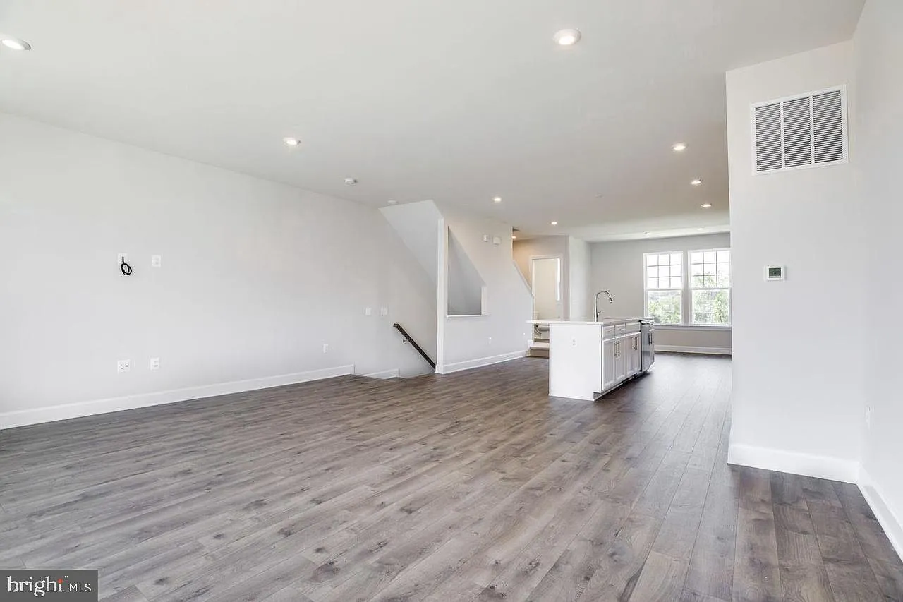Haymarket Crossing Condominium — Photo 4
