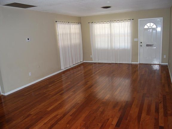 4th image of 1042 E Palmetto St