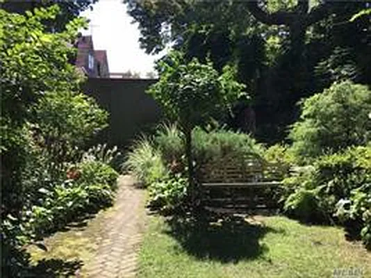 Sold by Madeleine Realty Ltd. | media 5