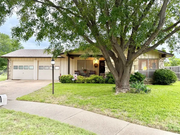 1001 Whippoorwill Ct, Arlington, TX 76014