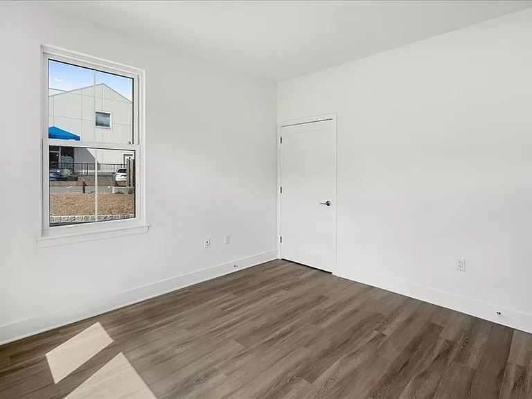 Madison Mall on Main Luxury Apartments — Photo 12