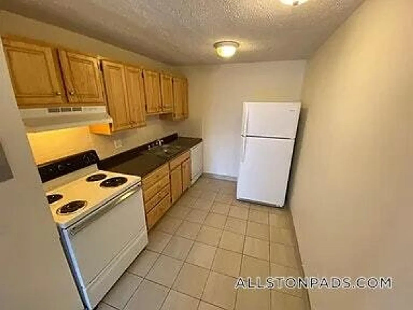 No Brokers Fee Unit in Allston, Laundry on a Site, Heat, Hot Water Included, Parking for Rent — Photo 3