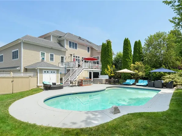 180 Cottontail Dr, Portsmouth, RI 02871