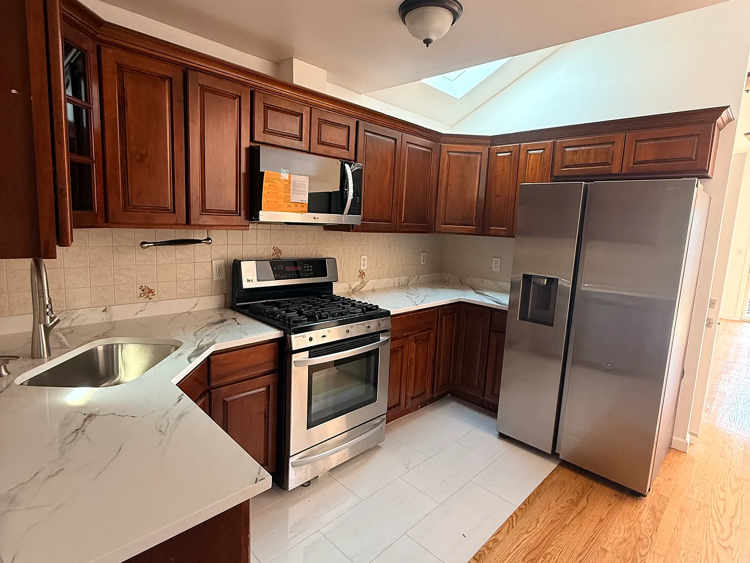 3 bed, 750 sqft, $3,050 — Photo 4