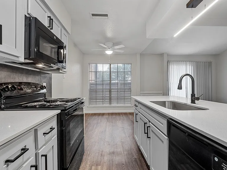 Oakline Apartments — Photo 14