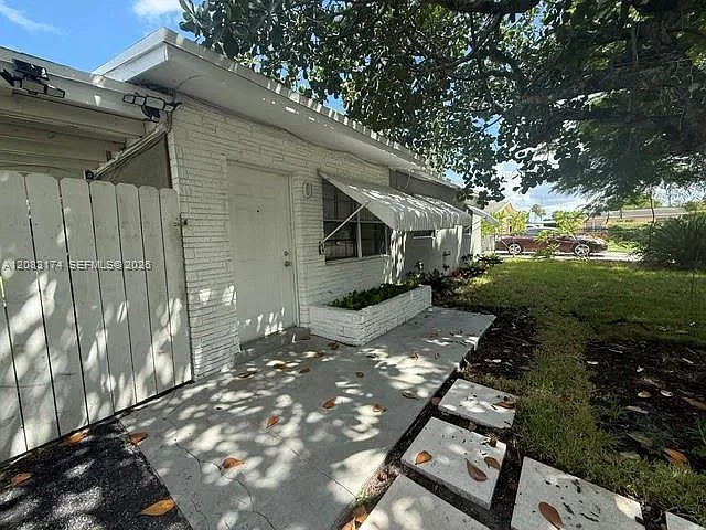 3 bed, 1.0 bath, $2,300 — Photo 2