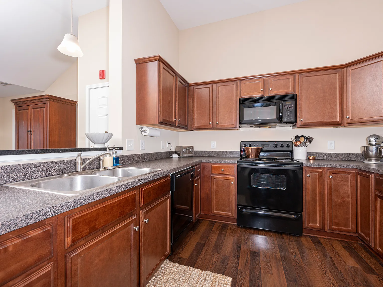 2 bed, $1,375 — Photo 3