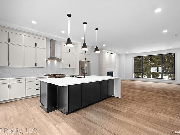 3rd image of 525 Walnut St