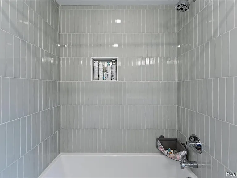 1935 Hillwood Dr — Photo 29