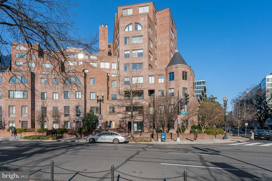 3 Washington Cir NW APT 1002 photo 1