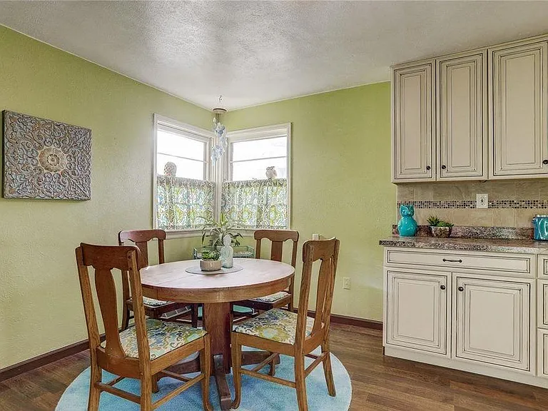 810 E Geneseo St — Photo 6