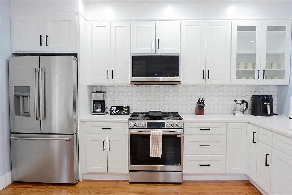 3 bed, 2.0 bath, 1100 sqft, $3,600 — Photo 2