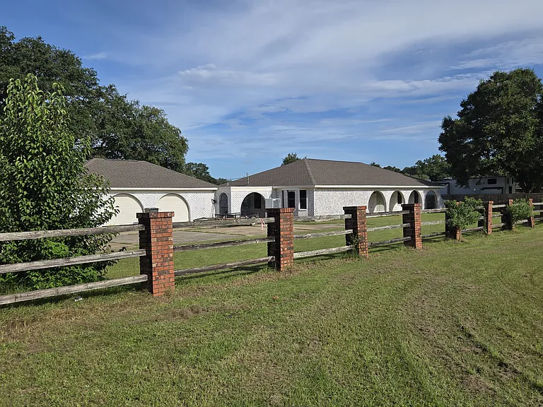 7458 Woodside Rd — Photo 2