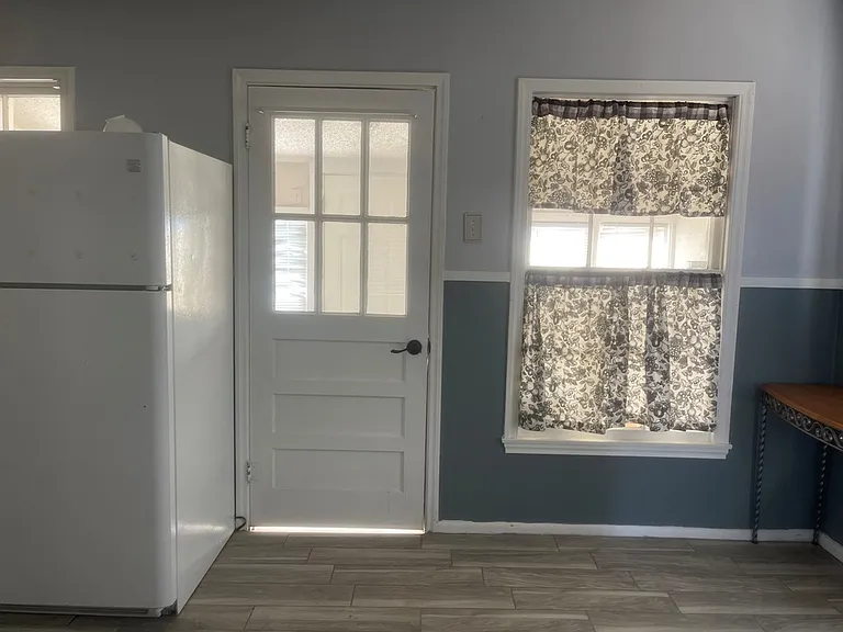 2605 W Washington Ave — Photo 4