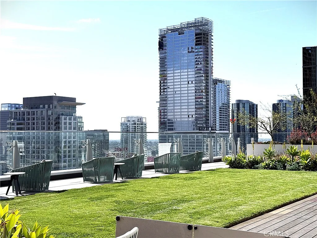 Studio, 519 sqft, $2,400 — Photo 2