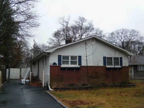 30 Jackson St, East Islip, NY 11730
