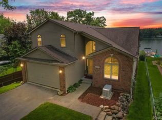 3855 Lotus Dr, Waterford, MI