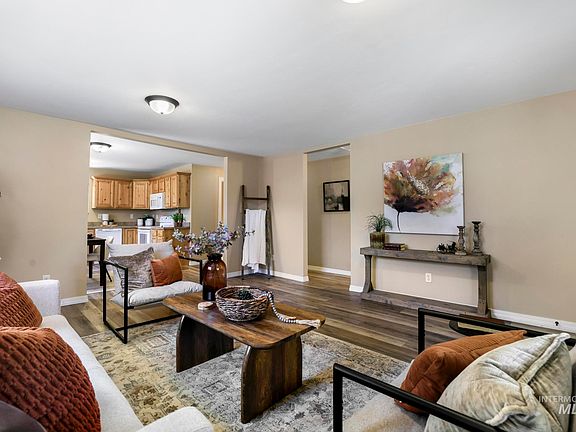 5th image of 647 King Circle Dr