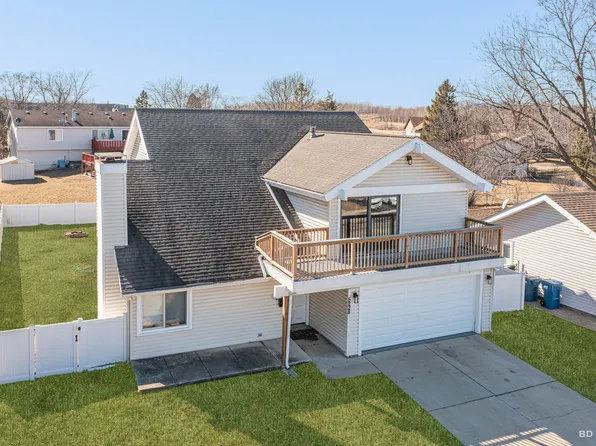 5228 Arlington Dr W, Hanover Park, IL 60133