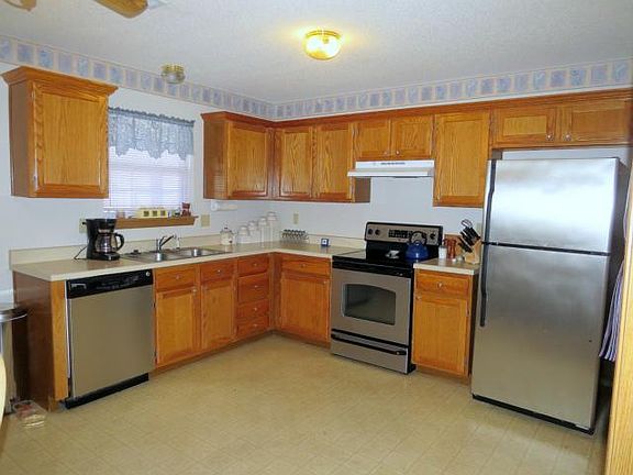 3rd image of 816 Willow Dr