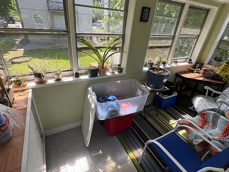 3-season room / bright sunroom