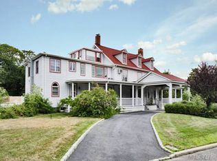 3 Marina Ln, Bayport, NY 11705