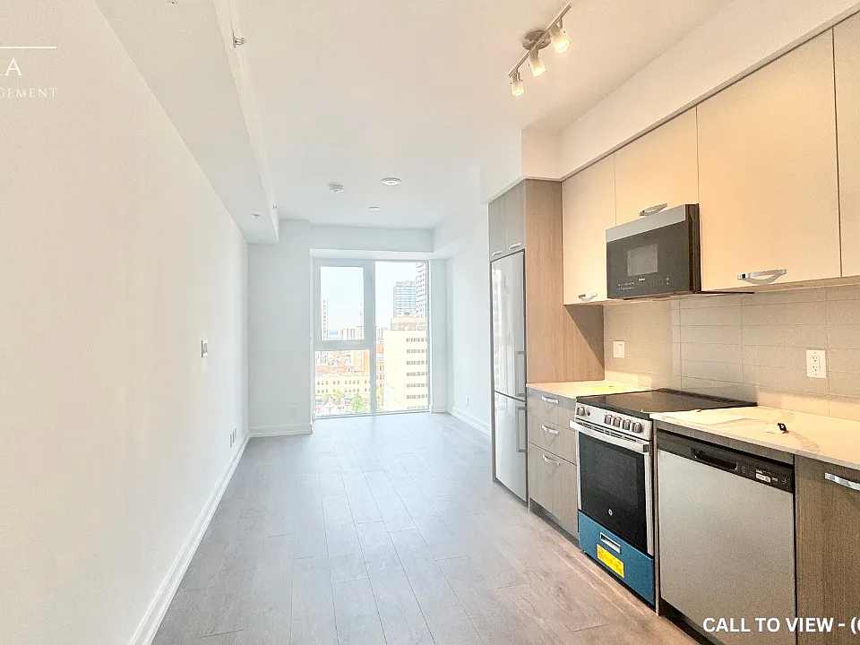 75 James St S #1208